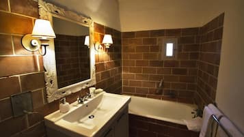 Secador de pelo, toallas, shampoo, papel higiĂŠnico
