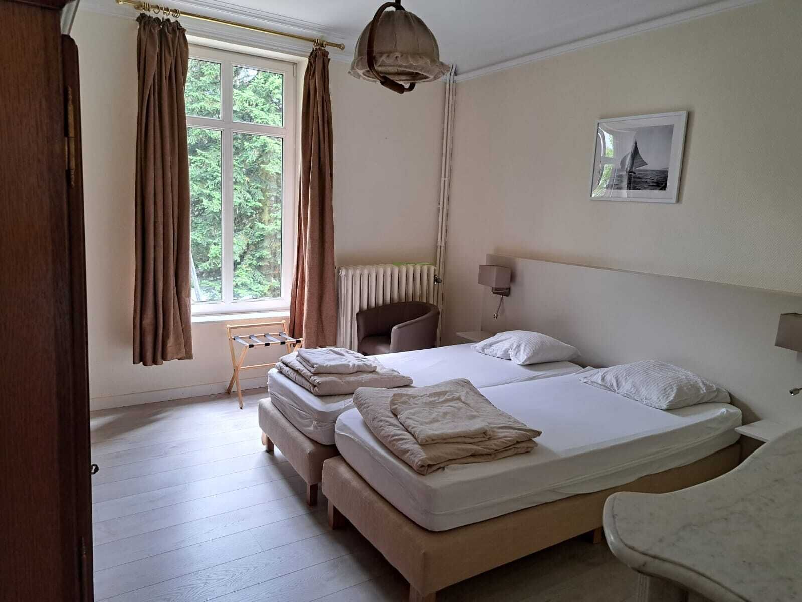 5 habitaciones, escritorio y tabla de planchar con plancha 