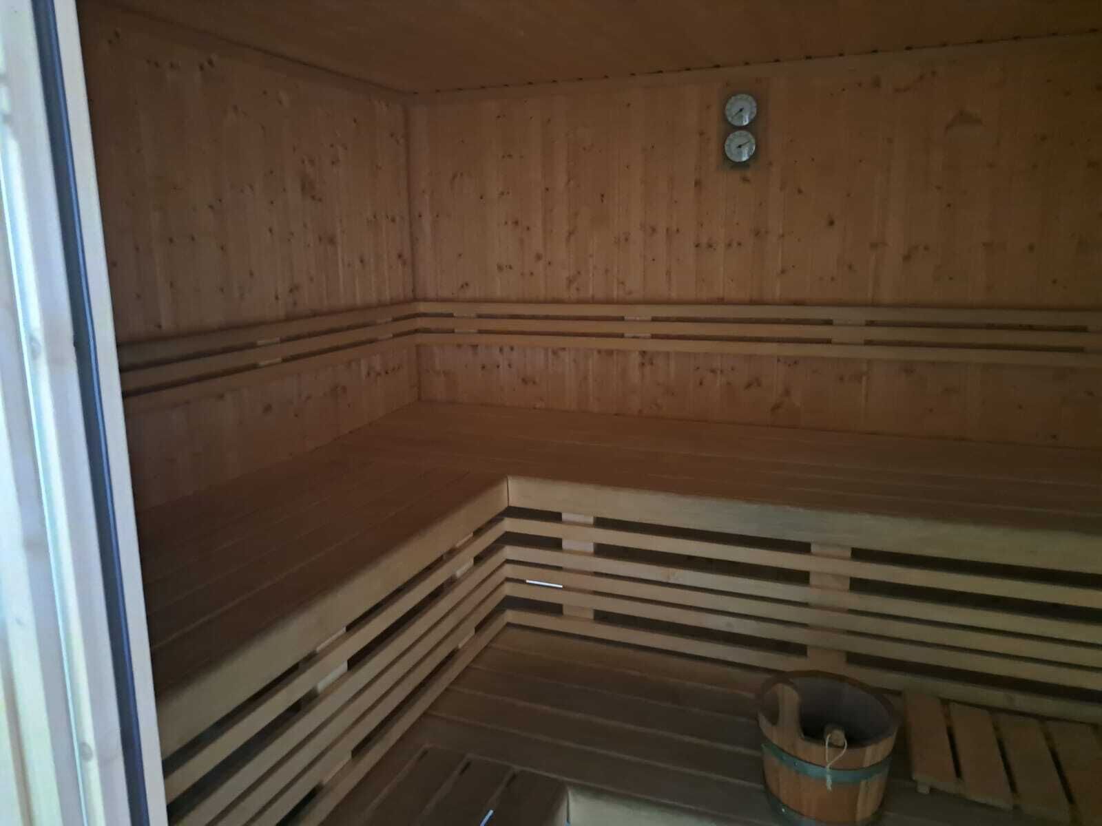 Ein Saunaraum mit Holzwänden und Bänken.