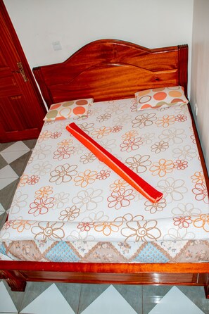 Iron/ironing board, free WiFi, bed sheets