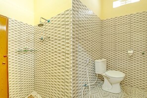 Habitación doble estándar | Baño | Amenidades de baño gratuitas, toallas, jabón, shampoo 