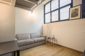 Loft de base, 1 lit double | Aire de séjour | Téléviseur