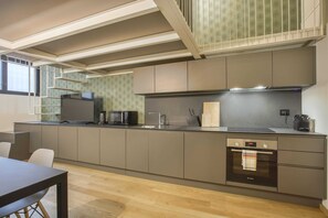 Loft de base, 1 lit double | Cuisine privée | Réfrigérateur, un four, surface de cuisson, lave-vaisselle