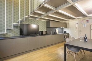 Basic Loft, 1 Double Bed | Private kitchen | Fridge, oven, stovetop, dishwasher - Modern Loft in Porta Venezia (Milan)