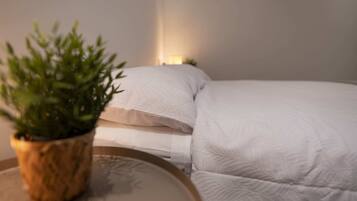 Apartemen Basic, 1 Tempat Tidur Queen dengan tempat tidur Sofa | 1 kamar tidur, meja kerja, setrika/meja setrika, dan seprai linen