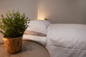 Eenvoudig appartement, 1 queensize bed met slaapbank | 1 slaapkamer, een bureau, een strijkplank/strijkijzer, beddengoed