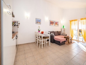 Departamento (One Bedroom Apartment with Balcony an) | Sala de estar | Televisión de pantalla plana de 25 pulgadas con canales por cable 