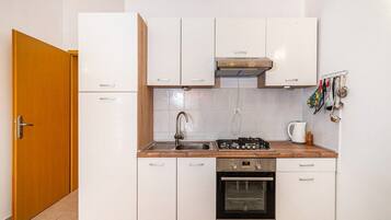 Departamento (One Bedroom Apartment with Balcony an) | Cocina privada | Refrigerador