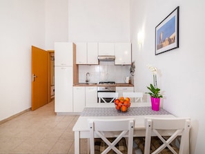 Departamento (One Bedroom Apartment with Balcony an) | Cocina privada | Refrigerador 