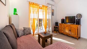 Căn hộ (One Bedroom Apartment with Balcony an) | Phòng khách | TV màn hình phẳng 25-inch có truyền hình cáp, TV