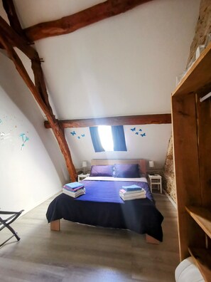 1 slaapkamer, een strijkplank/strijkijzer, reisbedje, gratis wifi