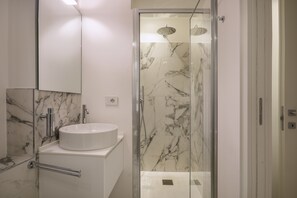 Basic-Apartment, Mehrere Betten | Badezimmer | Dusche, kostenlose Toilettenartikel, Haartrockner, Handtücher
