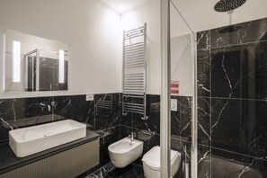 Apartamento básico, várias camas | Banheiro | Chuveiro, produtos de toalete grátis, secador de cabelo