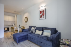 Apartamento básico, várias camas | Área de estar | TV, serviços de streaming