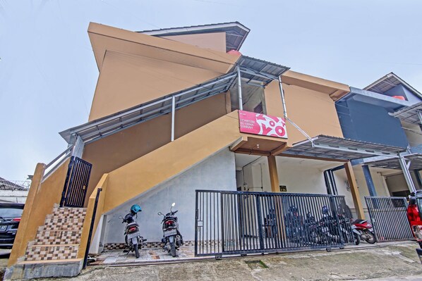 Front of property - OYO Life 91268 Homestay Bu Erma Syariah (Palembang)