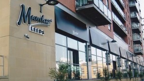 En bygning med et skilt, der viser "Mantra Leeds".