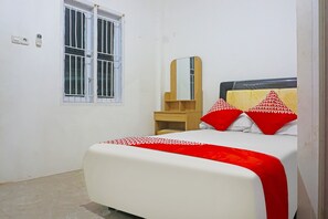 Standard Double Room | Desk, blackout curtains, bed sheets - Hotel O Pondok Feby Makassar (Makassar)