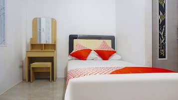 Standaard tweepersoonskamer | Een bureau, verduisterende gordijnen, beddengoed