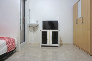 Desk, blackout drapes, bed sheets - Hotel O Pondok Feby Makassar (Makassar)