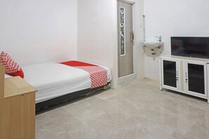 Standard Double Room | Desk, blackout curtains, bed sheets