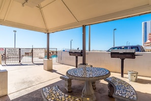 Outdoor dining - Top Floor Beachfront Unit-Snowbirds Welcome (Gulf Shores)