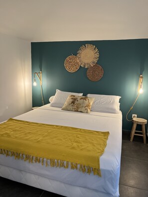 2 makuuhuonetta, työpöytä, silitysrauta/-lauta, vauvan matkasänky