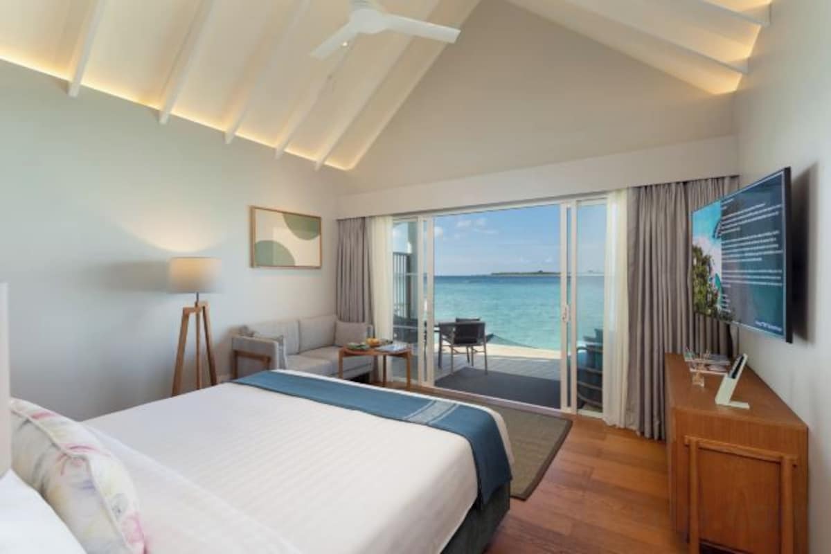 Egyptian cotton sheets, premium bedding, minibar (free items)