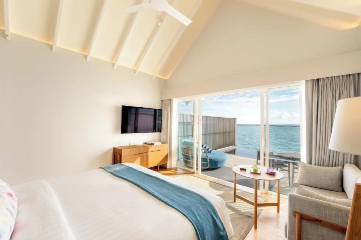 Egyptian cotton sheets, premium bedding, minibar (free items)