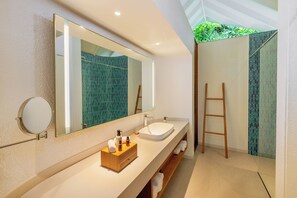 2 Bedroom Family Beach Villa with Pool | Baño | Ducha y cabezal de ducha tipo lluvia