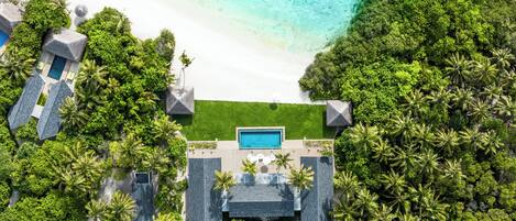 RAAYA Residence | Egyptian cotton sheets, premium bedding, free minibar, in-room safe