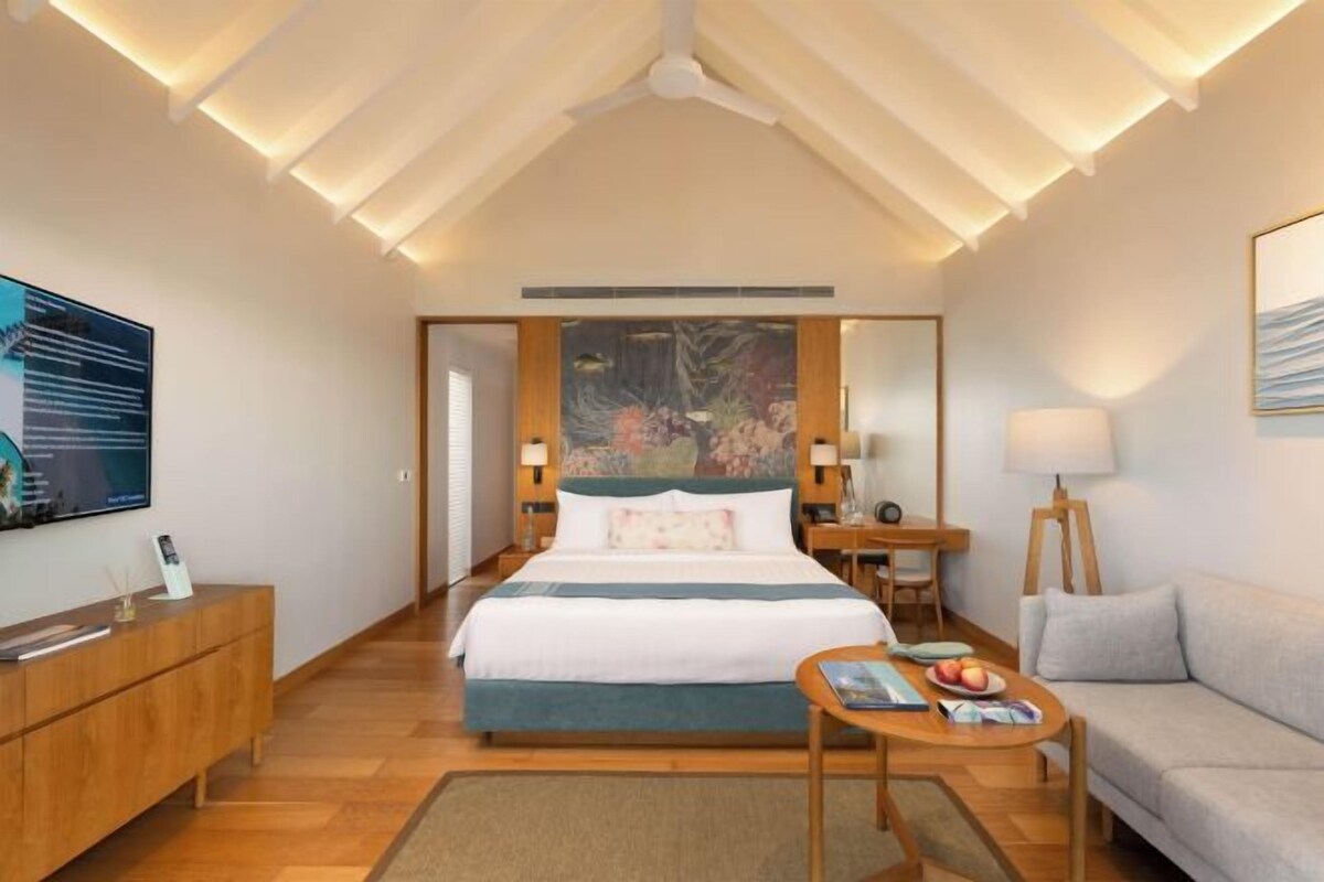 Egyptian cotton sheets, premium bedding, minibar (free items)