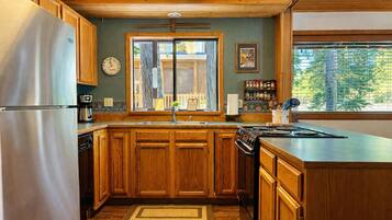 Cottage, 2 Bedrooms | Dapur peribadi | Peti sejuk, ketuhar, pembancuh kopi/teh, pembakar roti