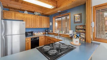 Cottage, 2 Bedrooms | Private kitchen