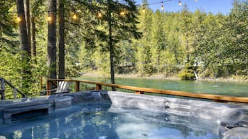 Cottage, 2 Bedrooms | Tab spa terbuka