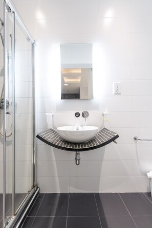 Apartamento básico, 2 camas dobles | Baño | Secador de pelo, toallas, jabón y champú