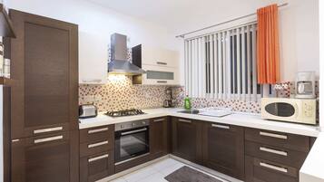 Basic Apartment, 2 Double Beds | Private kitchen | Fridge, oven, stovetop, dishwasher