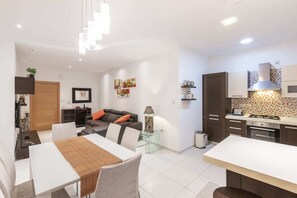 Apartament bàsic, 2 llits dobles | Cuina privada | Frigorífic, forn, placa de cuina i rentaplats 