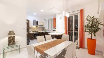Basic Apartment, 2 Double Beds | Private kitchen | Fridge, oven, stovetop, dishwasher