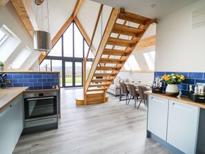 Kylskåp, diskmaskin, vattenkokare och brödrost