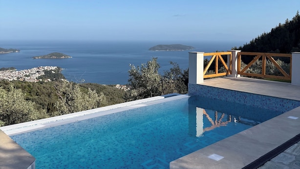 A swimming pool with a clear view of the sea and distant islands. - Small Villa Bella (Sporades)