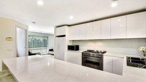 Refrigerador, microondas, horno y parrilla de estufa