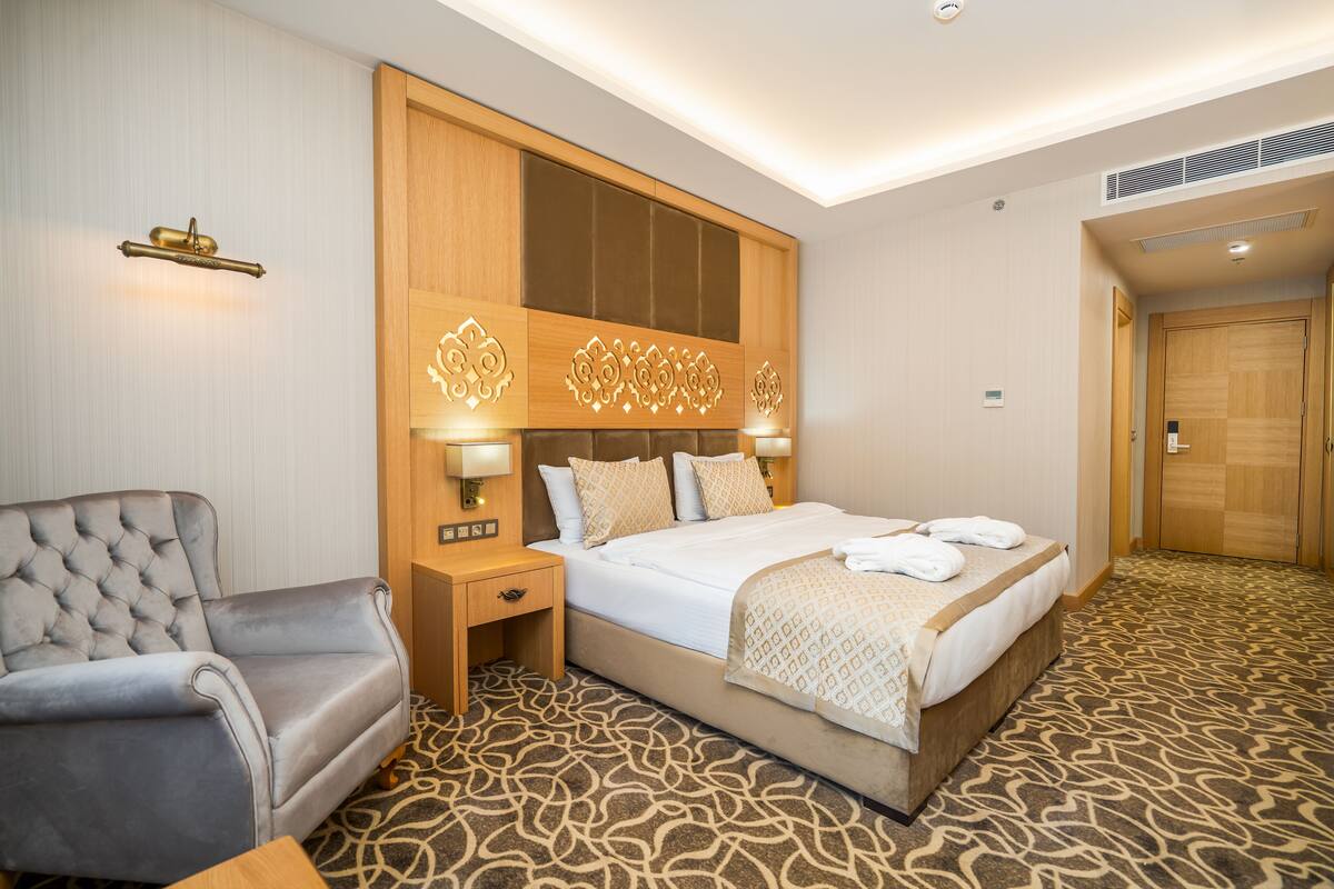 Egyptian cotton sheets, premium bedding, free minibar items