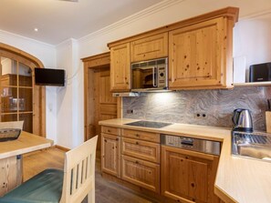 Kjøleskap, ovn, oppvaskmaskin og brødrister