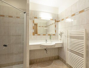 Sèche-cheveux, serviettes fournies