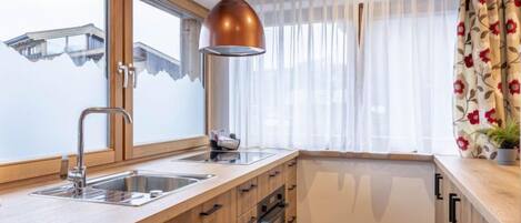 冷蔵庫、オーブン、食器洗い機、調理器具と食器