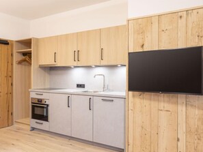 Kühlschrank, Ofen, Geschirrspüler, Kochgeschirr/Geschirr/Besteck