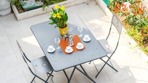 A metal table with a potted plant and a metal chair. - Apt24 - Garibaldi 1 in Desenzano del Garda (Desenzano del Garda)
