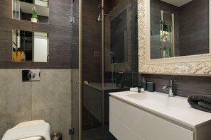 Luxury-Apartment | Badezimmer | Haartrockner, Handtücher