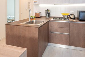 Kühlschrank, Mikrowelle, Ofen, Herdplatte