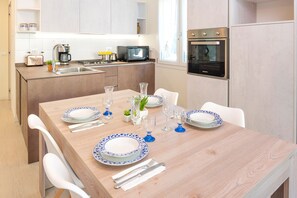 Frigorifero, microonde, forno, piano cottura